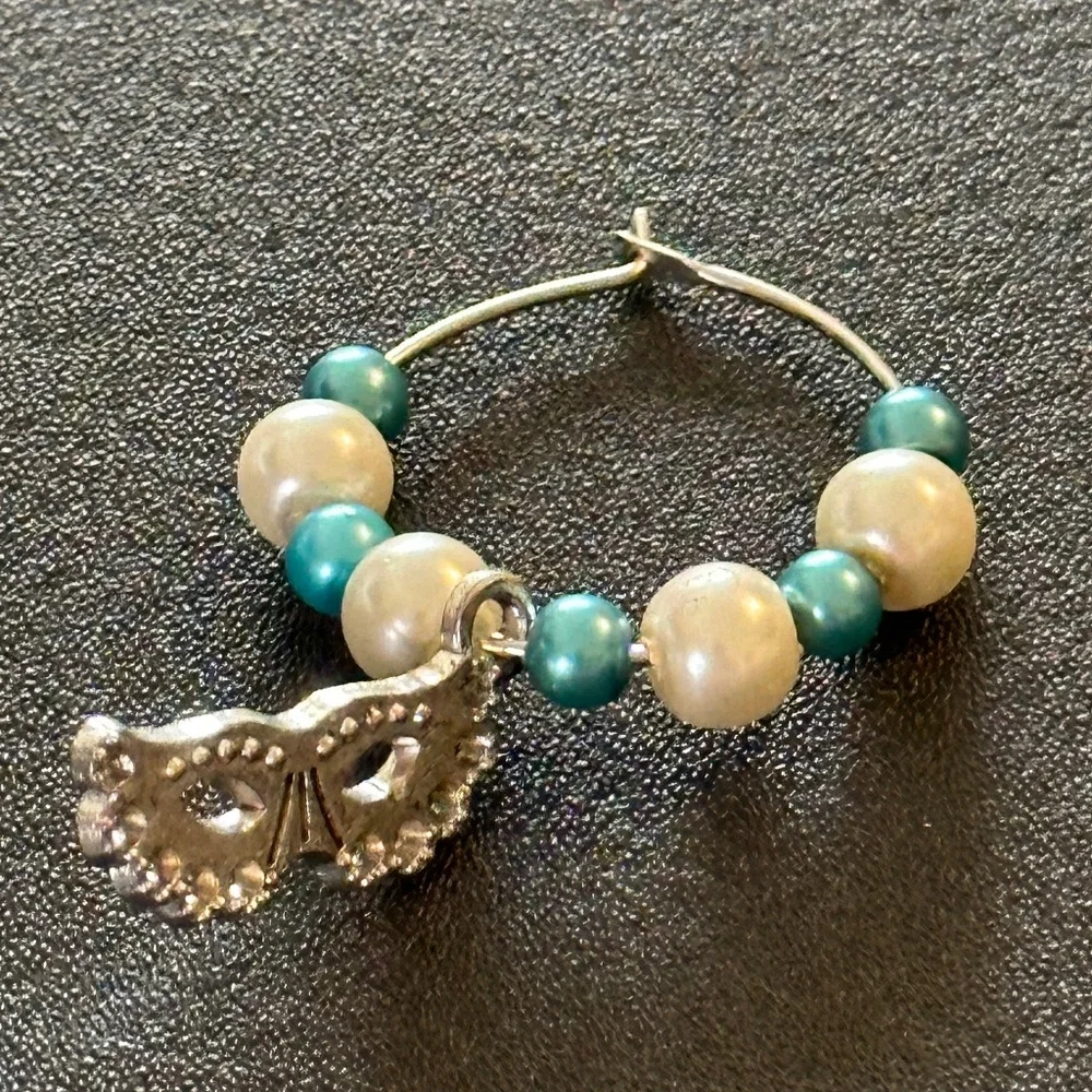 Wine glass tag stainless steel hoop turquoise/white beads Masquerade mask